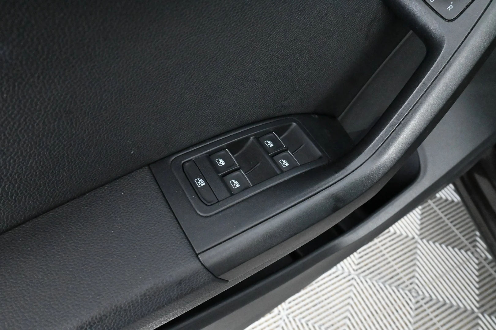Car Image - 39ngd8bsj3lVx5vwpIq6Gv