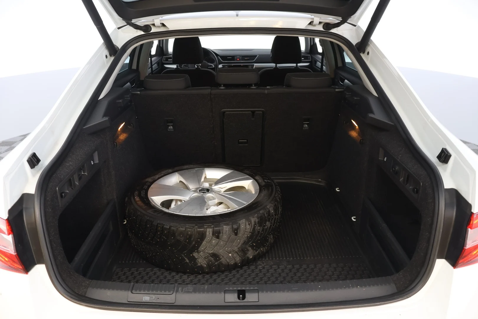 Car Image - 6KzEWNFsrb1lSSNhStfaI8