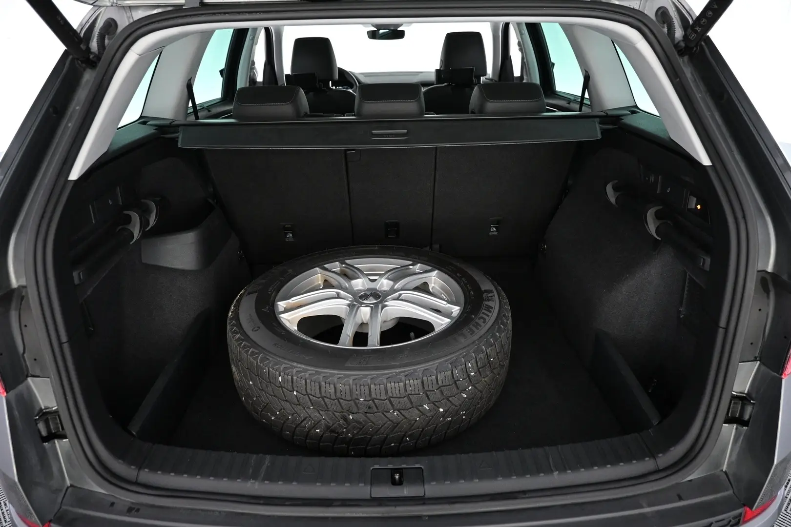Car Image - 3LAWRwdhqbfCFBoOXEwq5b