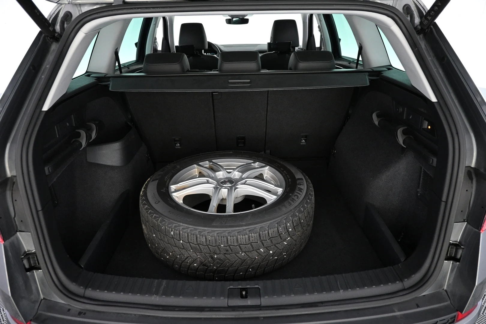 Car Image - 3LAWRwdhqbfCFBoOXEwq5b
