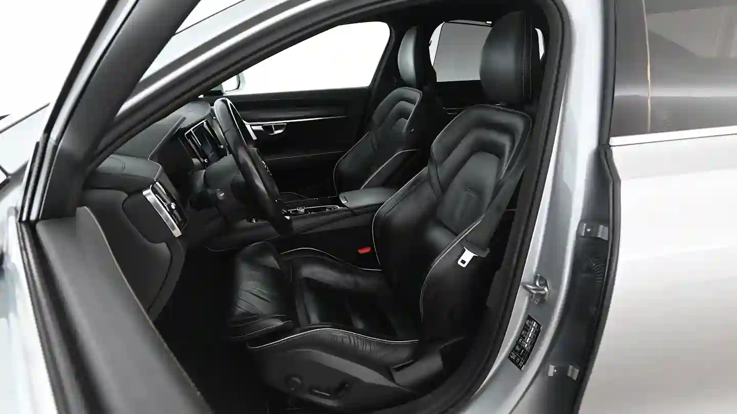 Car Image - GiMbuYobyxQC3NUb0mGVy