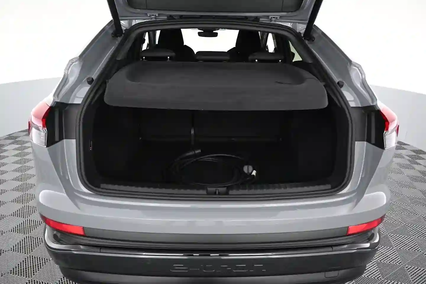 Car Image - 18gJPAwguVAKGDuuC7q7Z2