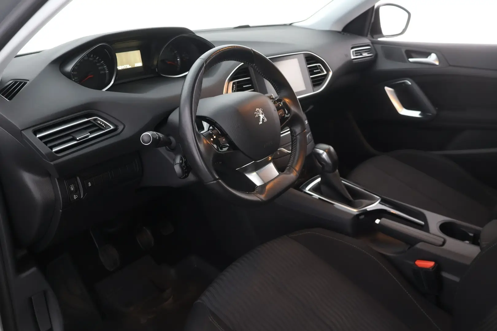Car Image - 7AIkB0dWY8v9hWHDQMaWqI
