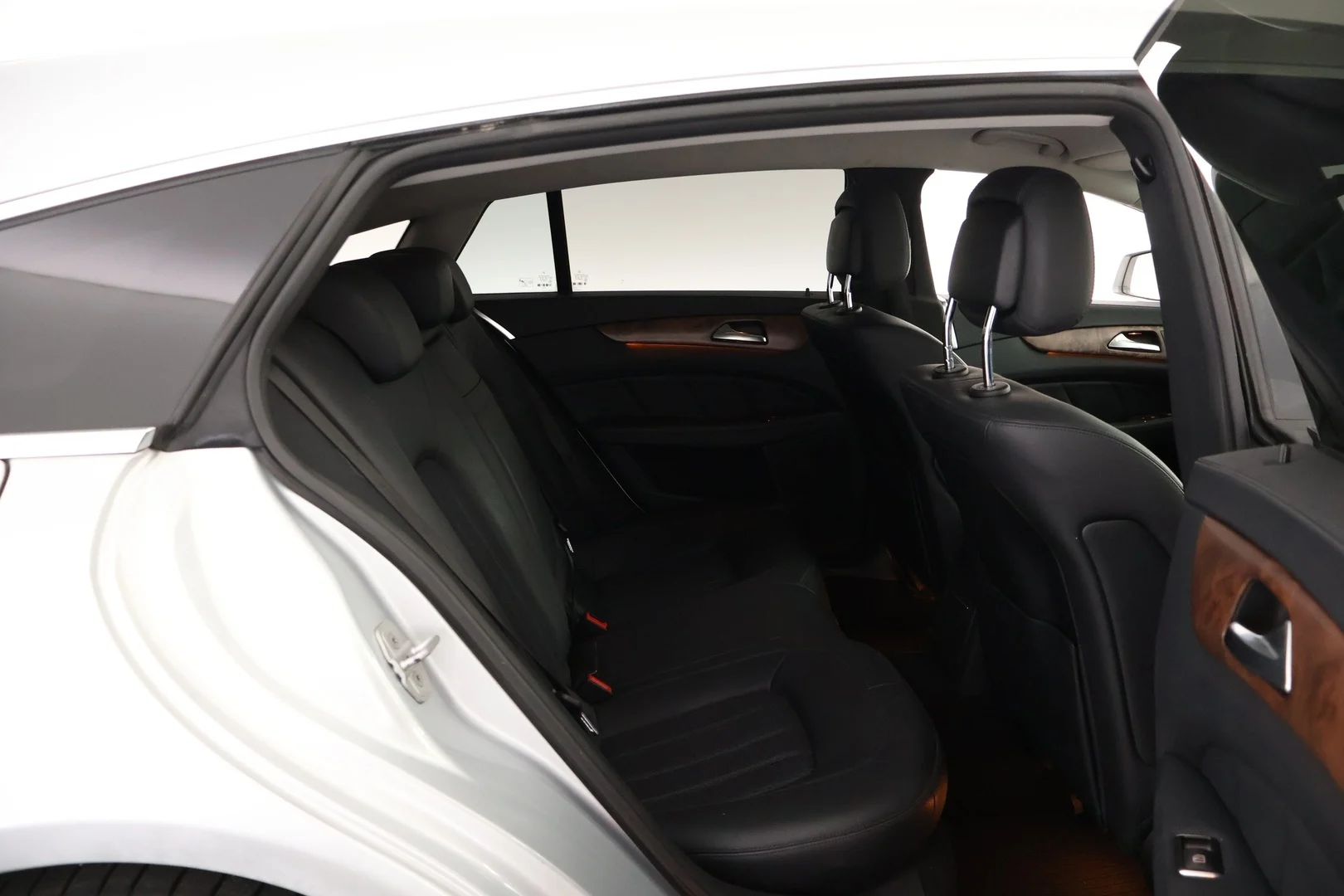 Car Image - IWH01pl2ke73DD8hporgu