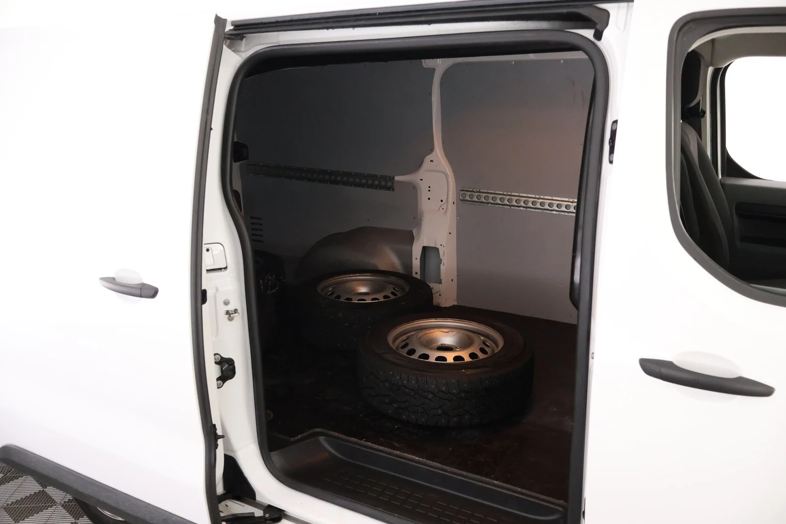 Car Image - 1sp0LAvWwO3MapioQDICbV