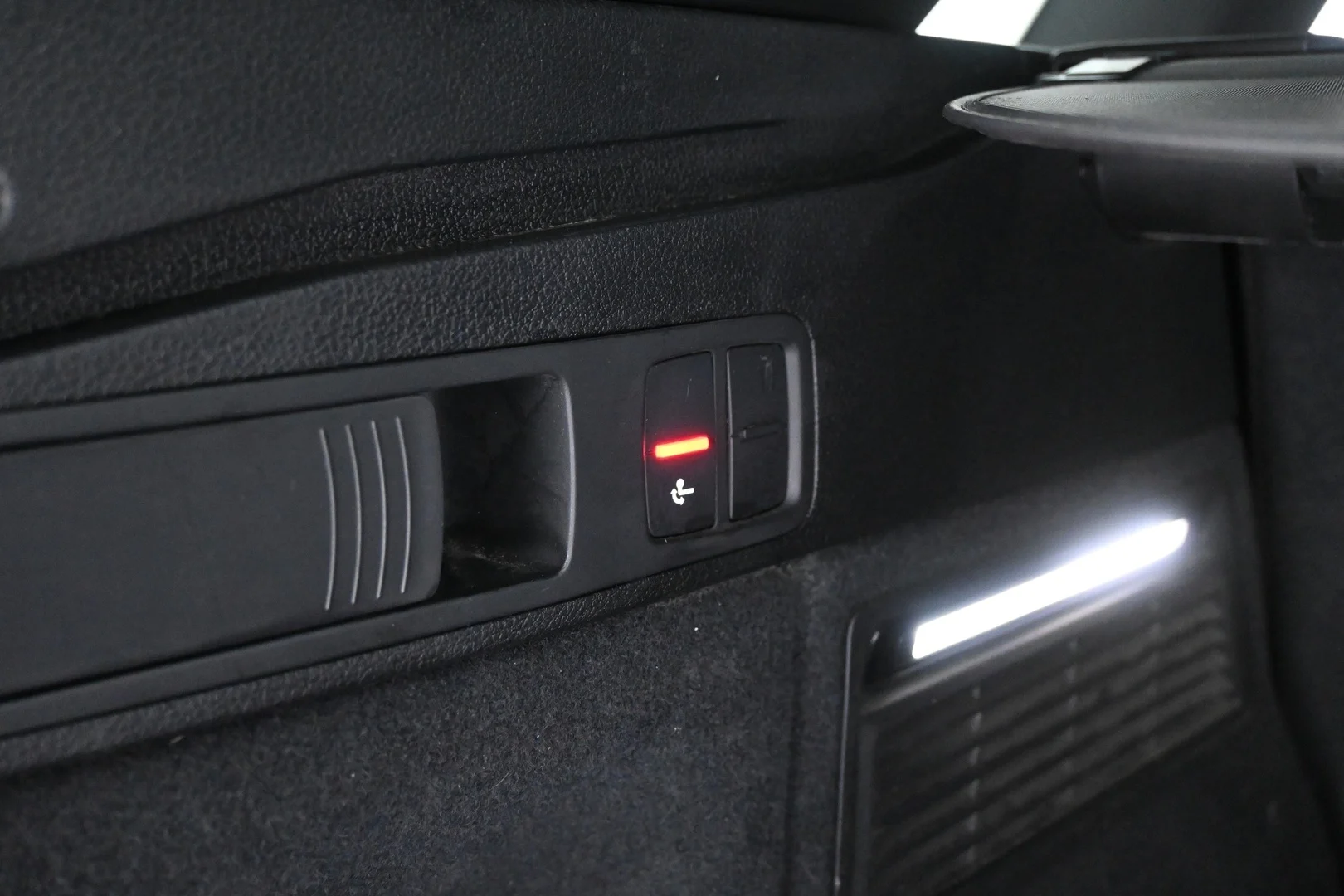 Car Image - JchVWG8fCsDUmIMJ4pog0