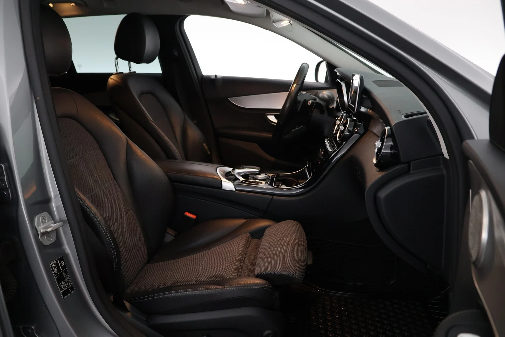 Car Image - 6MqDV8LtZUMXzDIhZ5xsEl