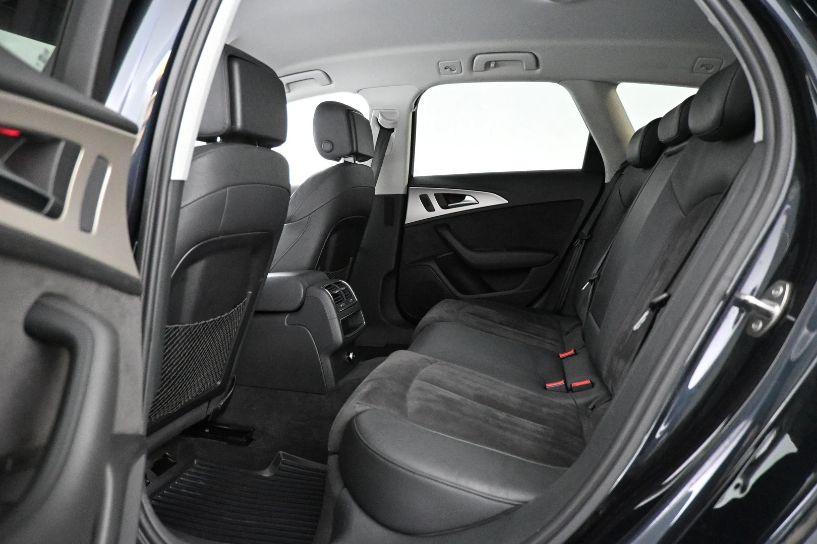 Car Image - 3Q2FsZDxp0vID2noj8DhUk