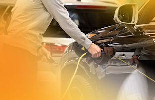 Ladattava hybridi yhdistää sähkön ja polttomoottorin hyvät..