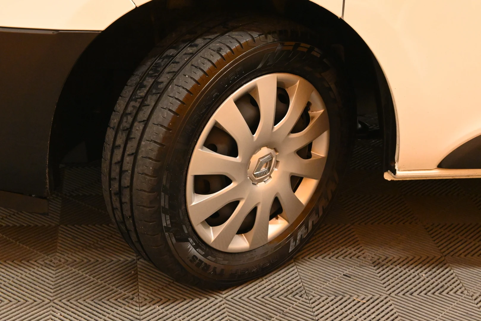 Car Image - JQGyZjqPcmR3xtw9IUw6N