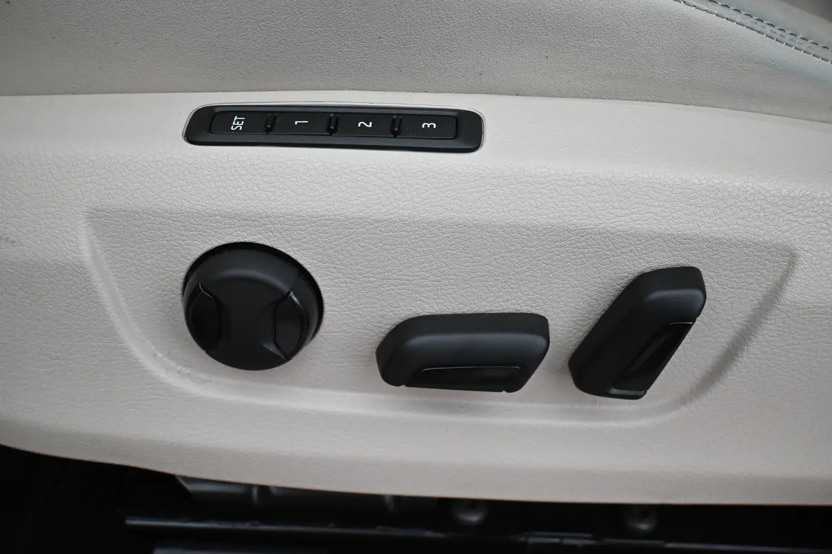 Car Image - 6O9FaZmGEMut87tKHAc1zl