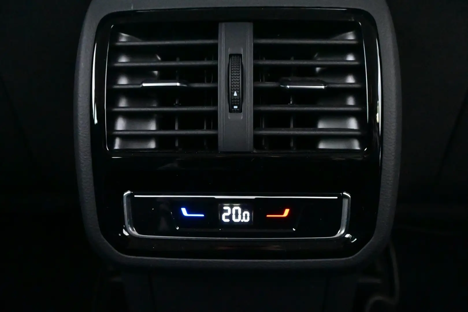 Car Image - NE2QGmWpa3dbhnJ52Z9YL