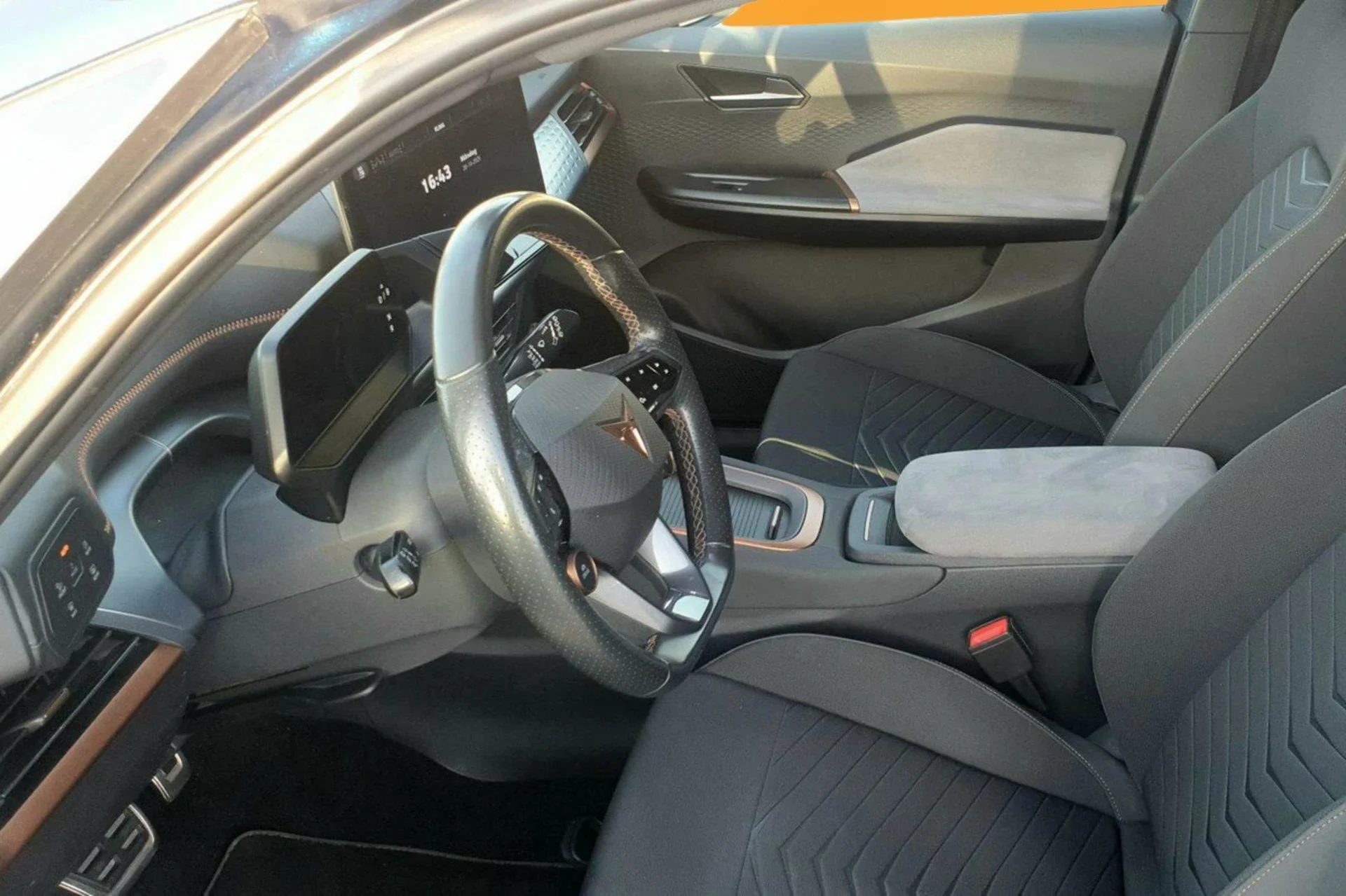 Car Image - 7bzFMI3AaAyDzOMznC6Nd7