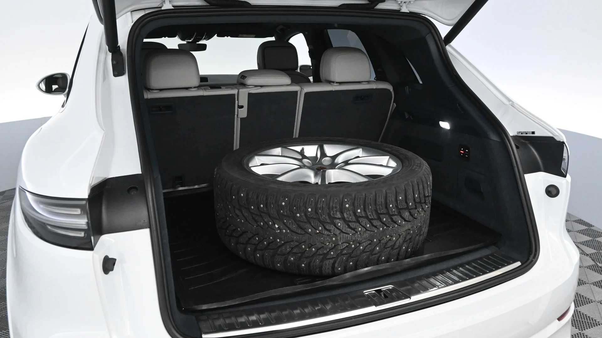 Car Image - 78hpdV7HFBk9dsNWwEwOAY