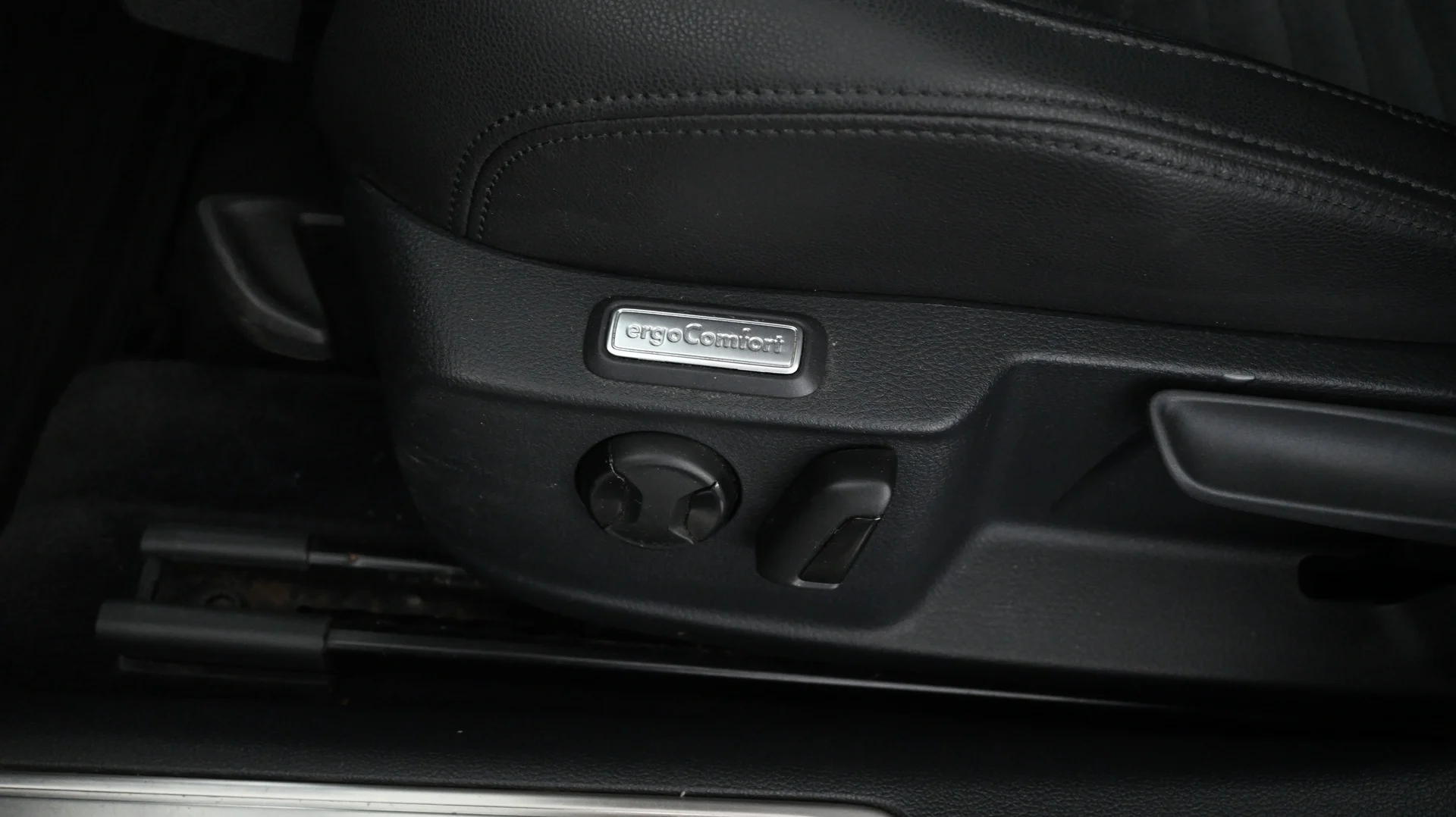 Car Image - 4B0pV65pFpob43ahMQOU9y
