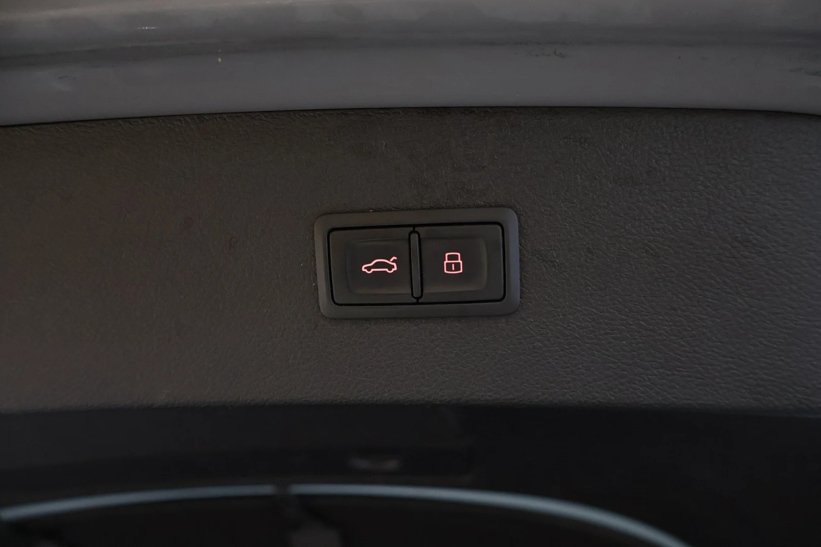 Car Image - 1KIWYy40vI8KJe6lNGoldi