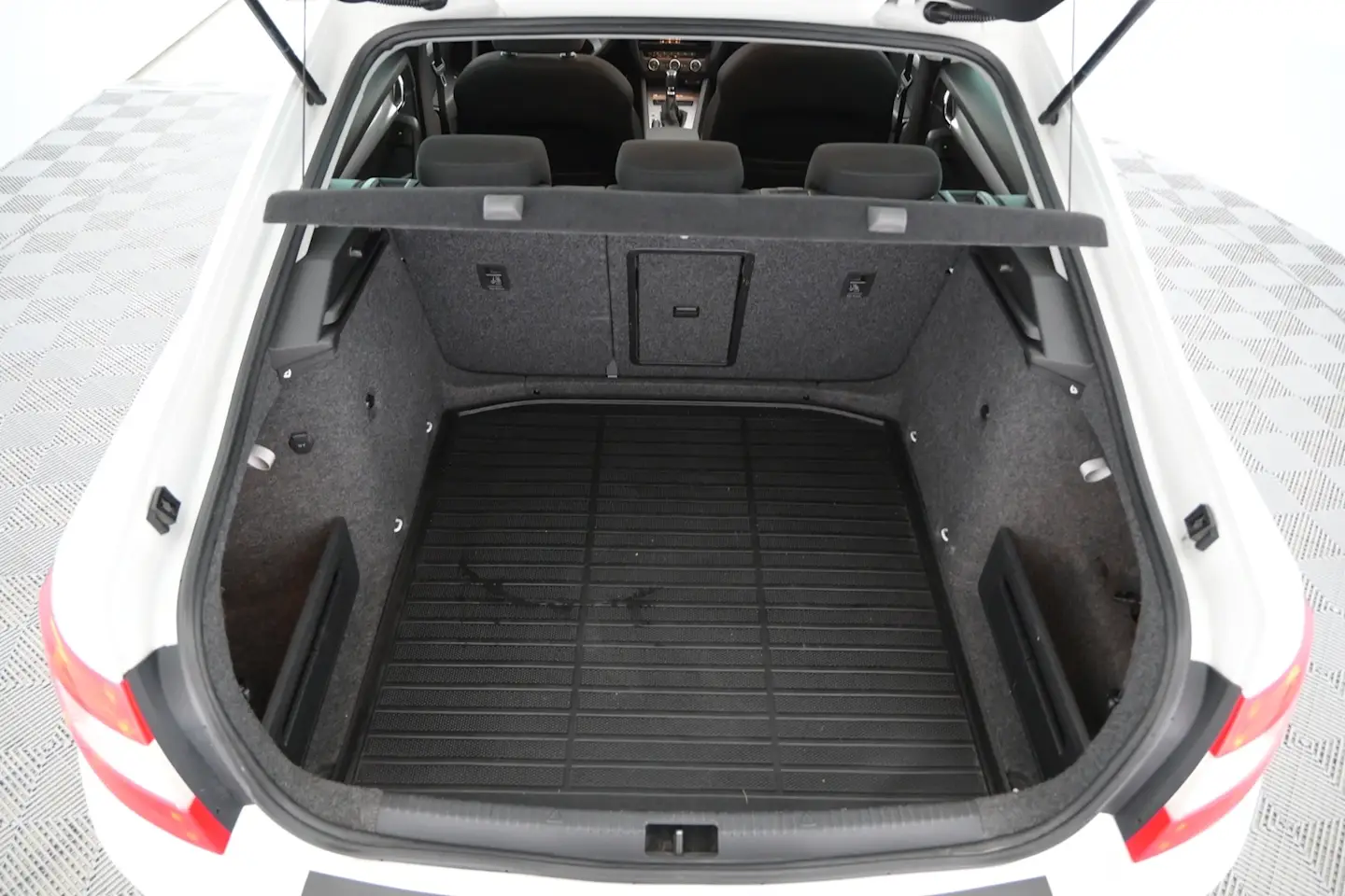 Car Image - 2BawsJ65SxunKi7u7GFmM9