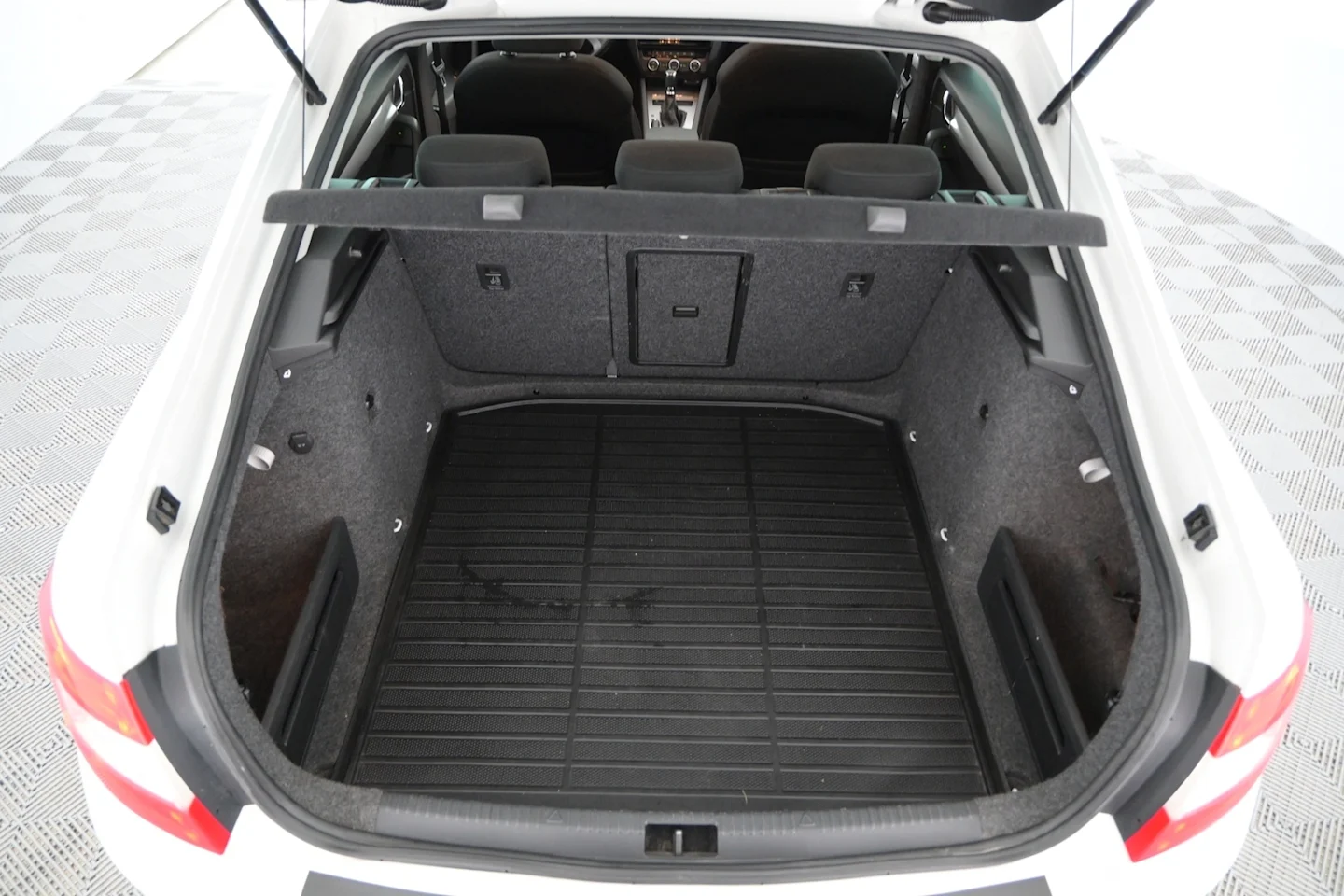 Car Image - 2BawsJ65SxunKi7u7GFmM9