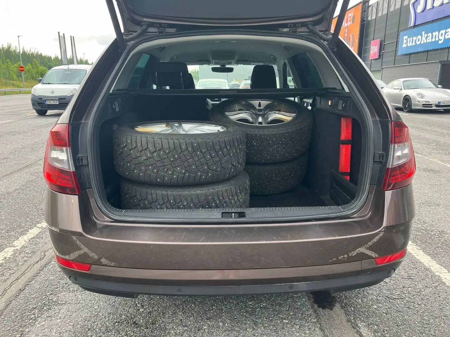 Car Image - 2Cu1FlpKUmKCrylVlgQE1u