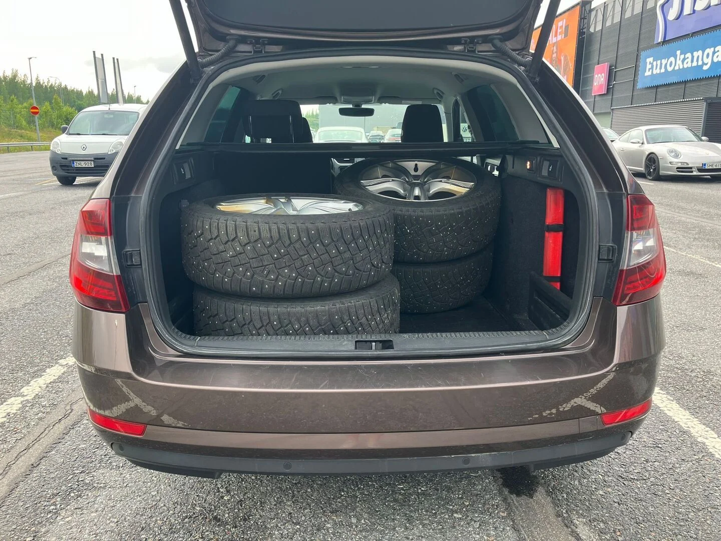 Car Image - 2Cu1FlpKUmKCrylVlgQE1u
