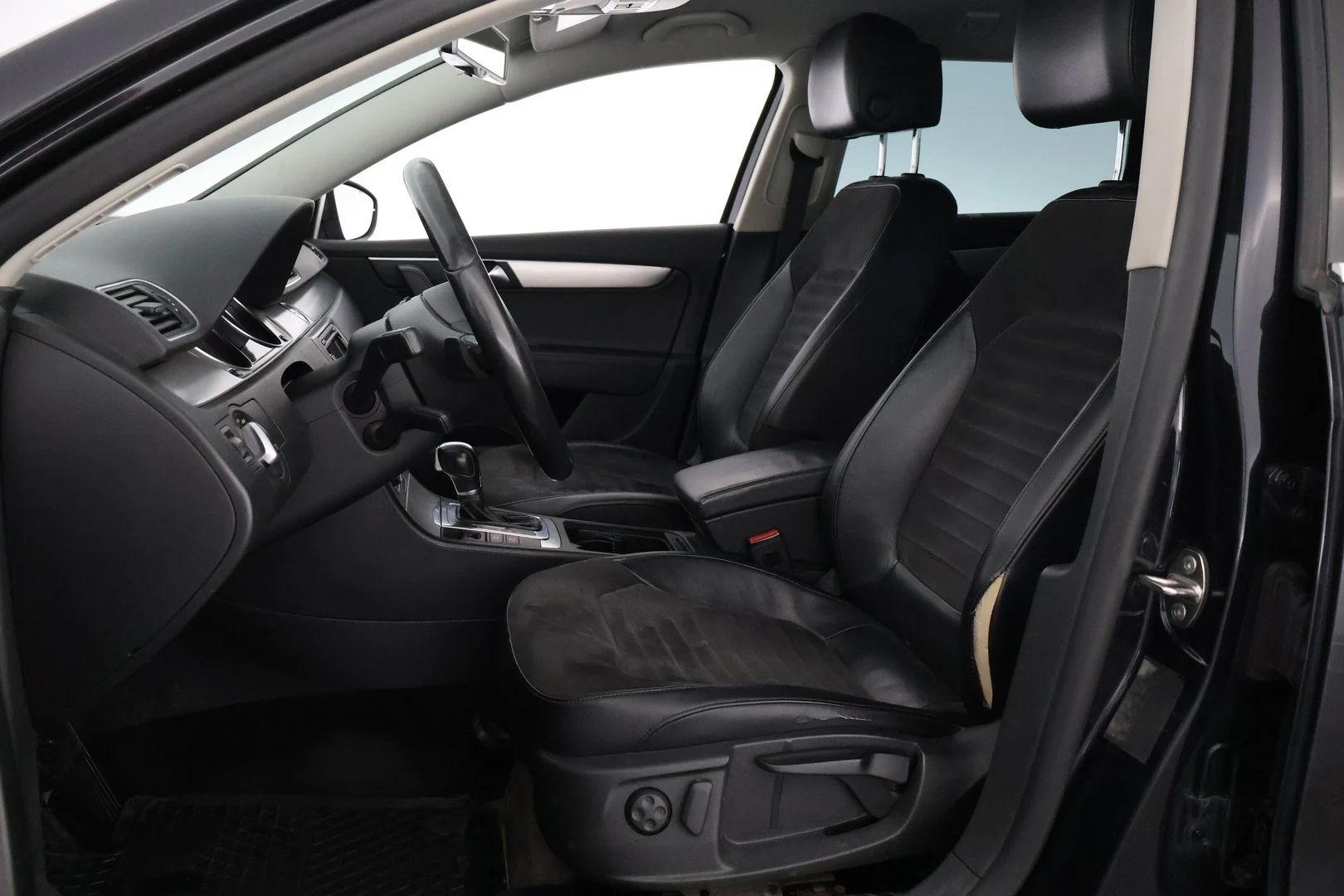 Car Image - 3NnKYC4DM78dYbcJEPJLlU