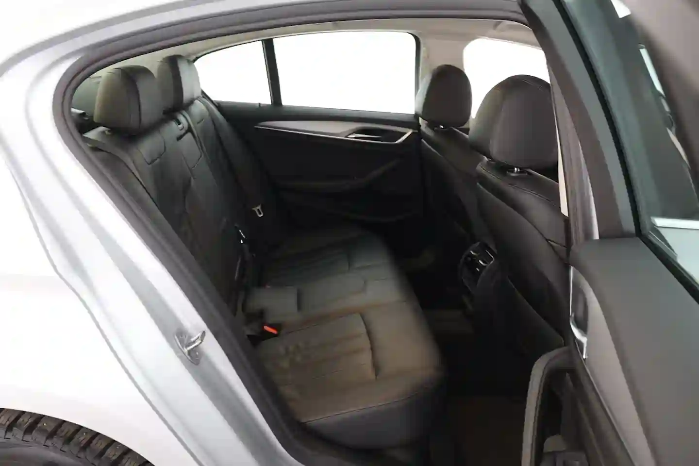 Car Image - 1nWlENejLu9se5XcZMLbml