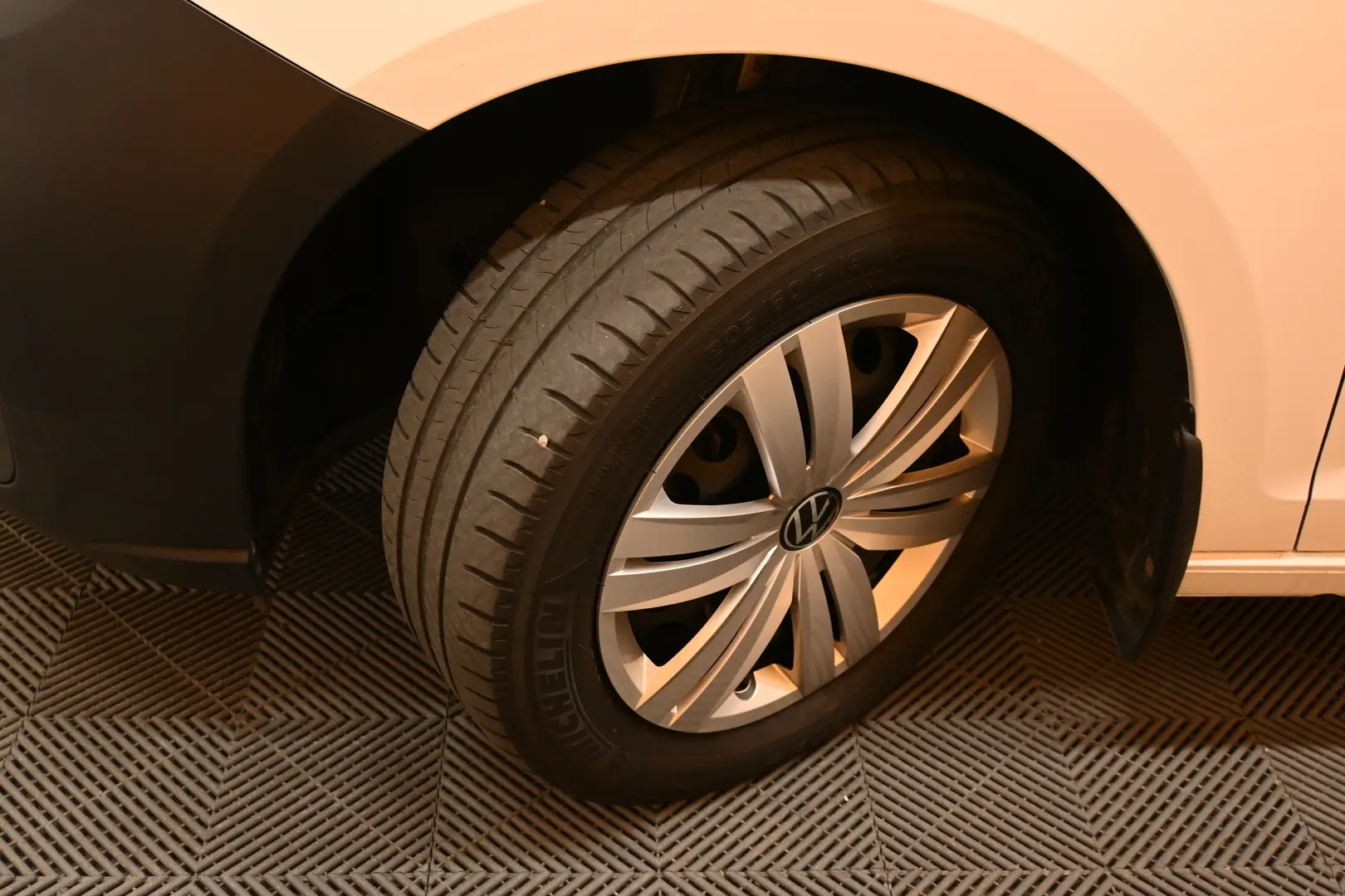 Car Image - 2t0pJD5E1xSzvaCYnbWIEj