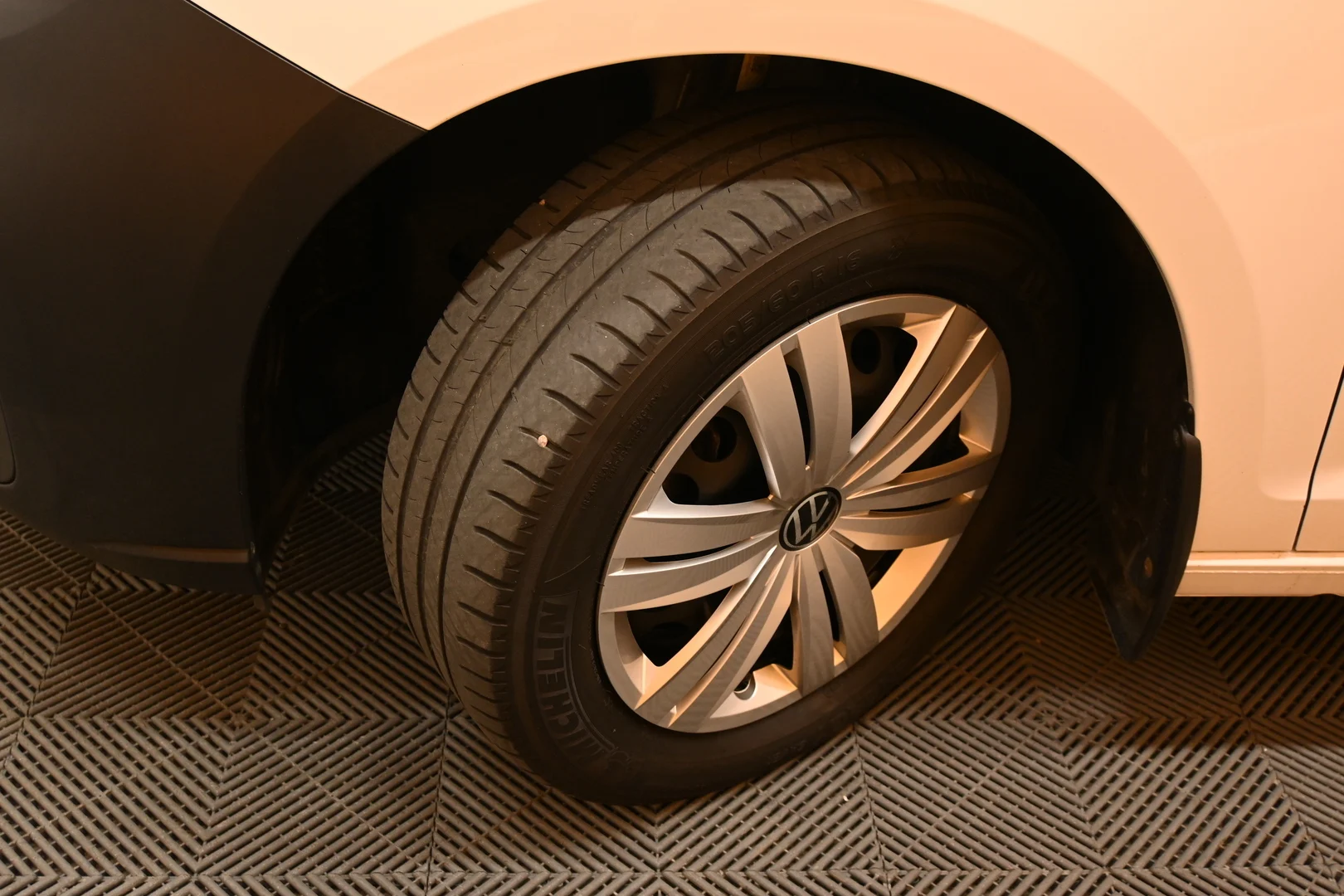 Car Image - 2t0pJD5E1xSzvaCYnbWIEj