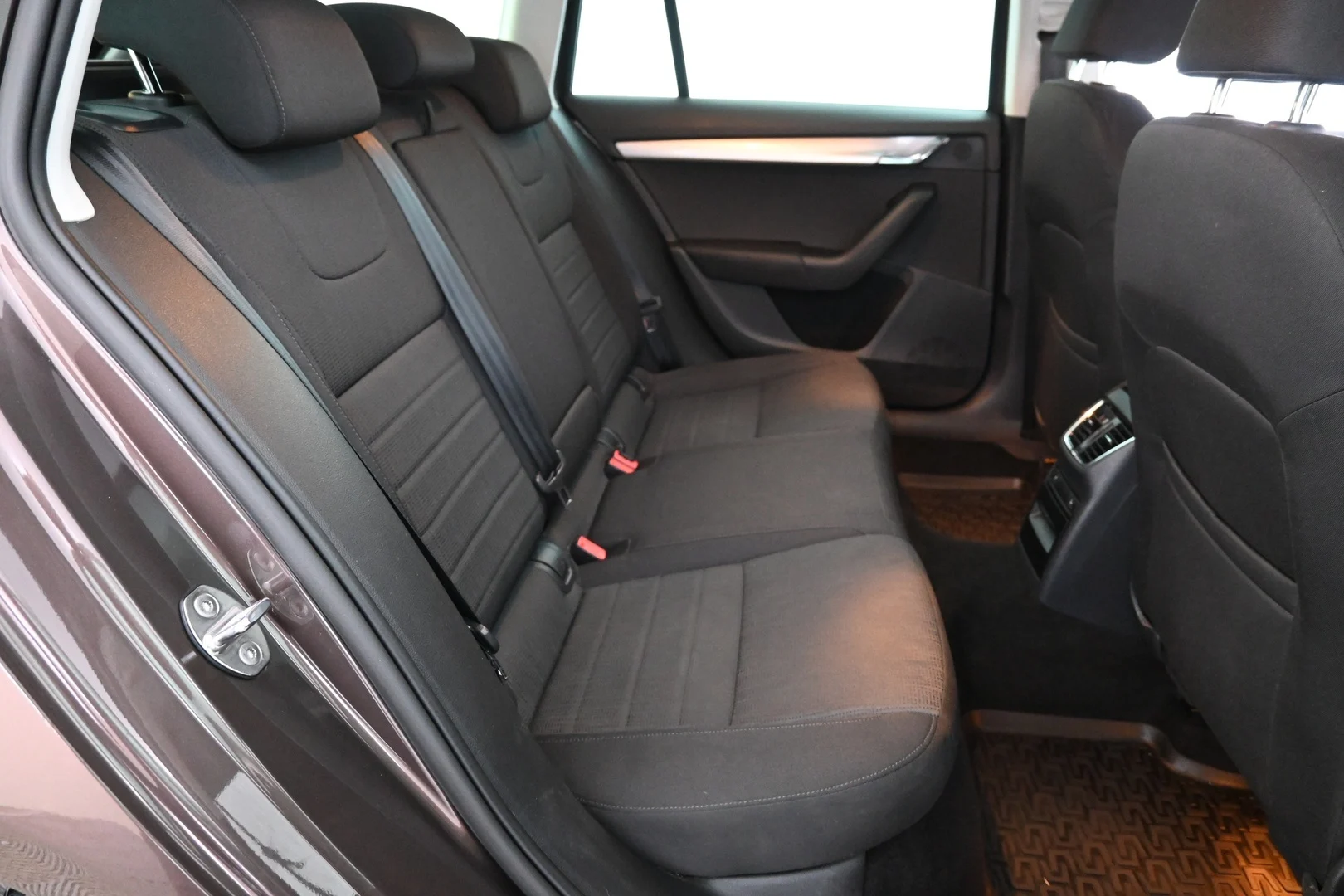 Car Image - ggi6FaqaENbQDowsZVg5Y