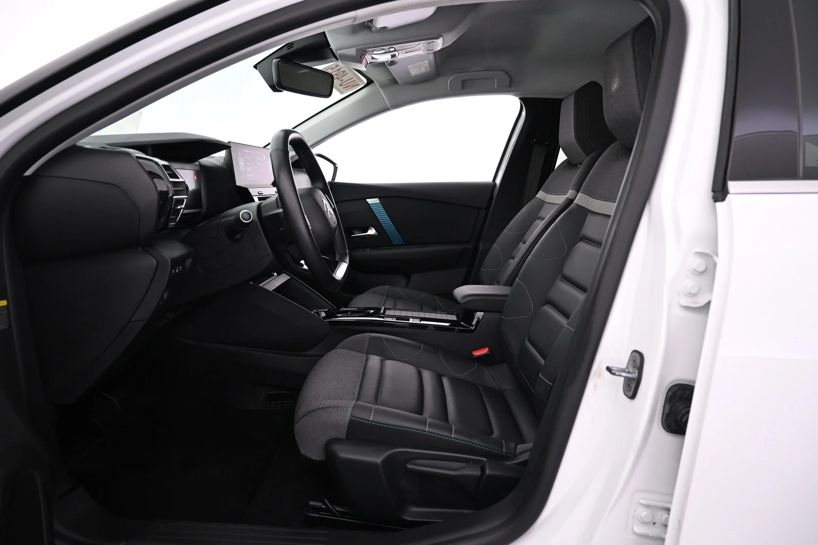 Car Image - 3eUv8X0m79eqD1jYcxlUlr