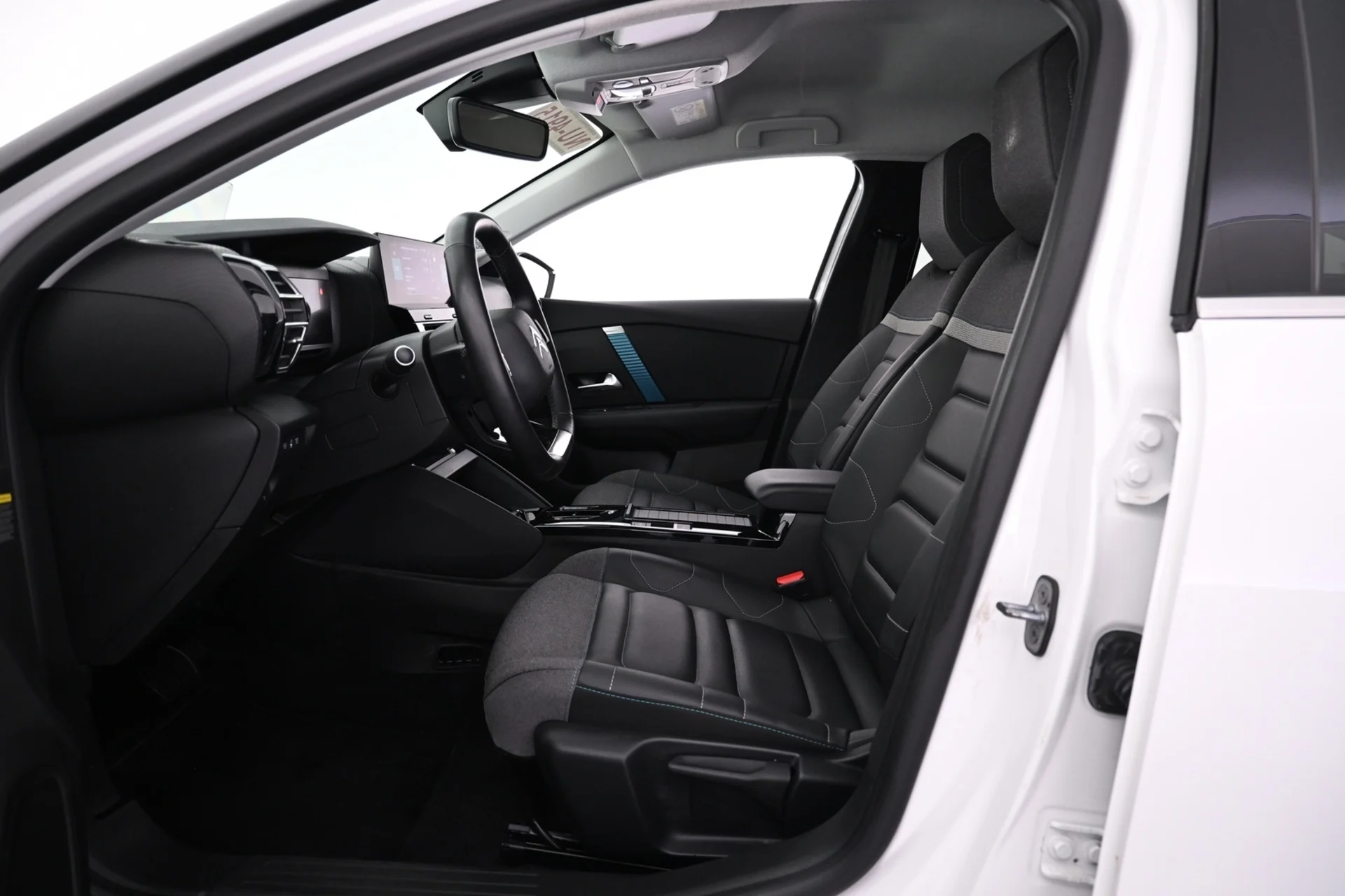 Car Image - 3eUv8X0m79eqD1jYcxlUlr