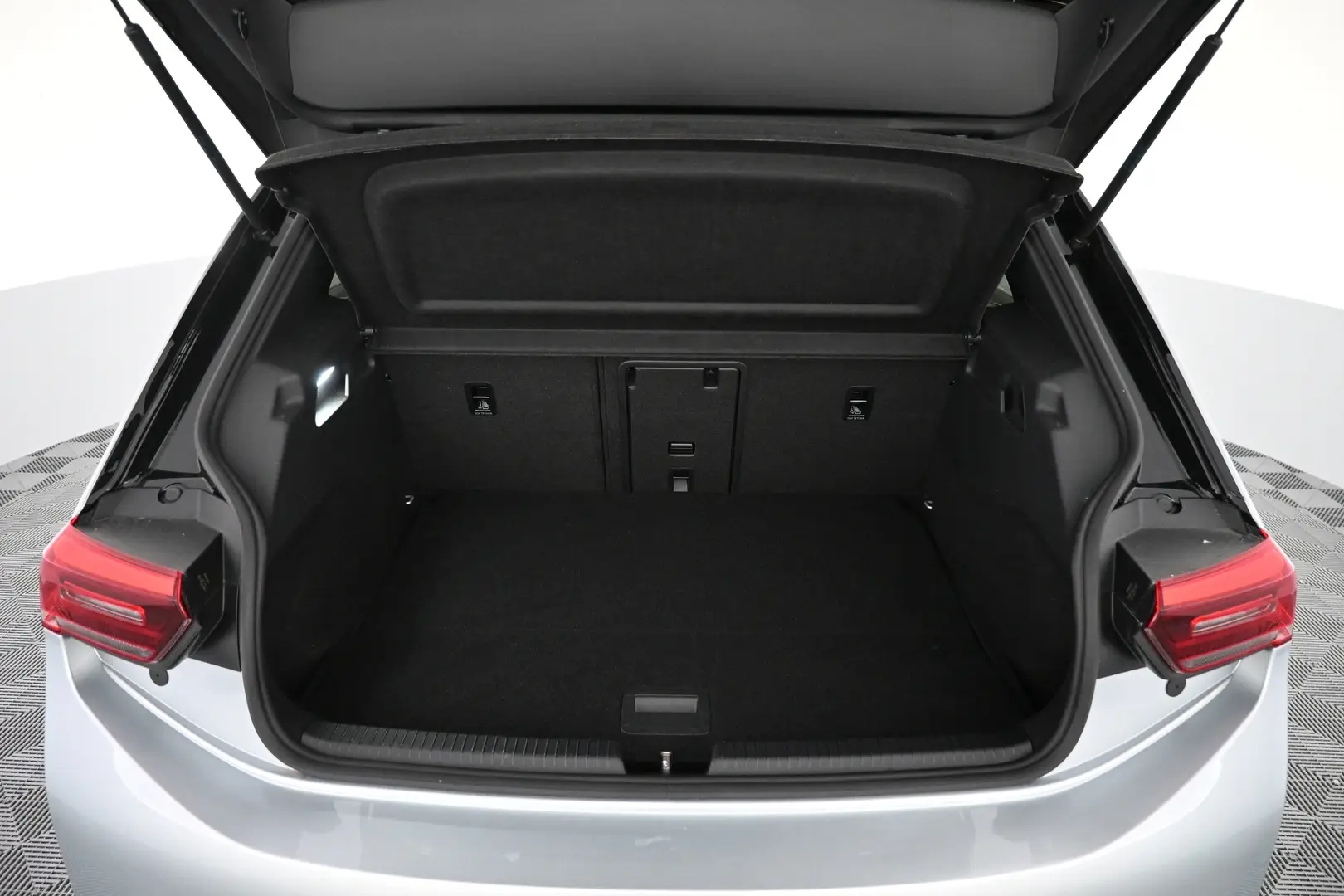Car Image - tUgW9ZIRtO6qTRxXv880J