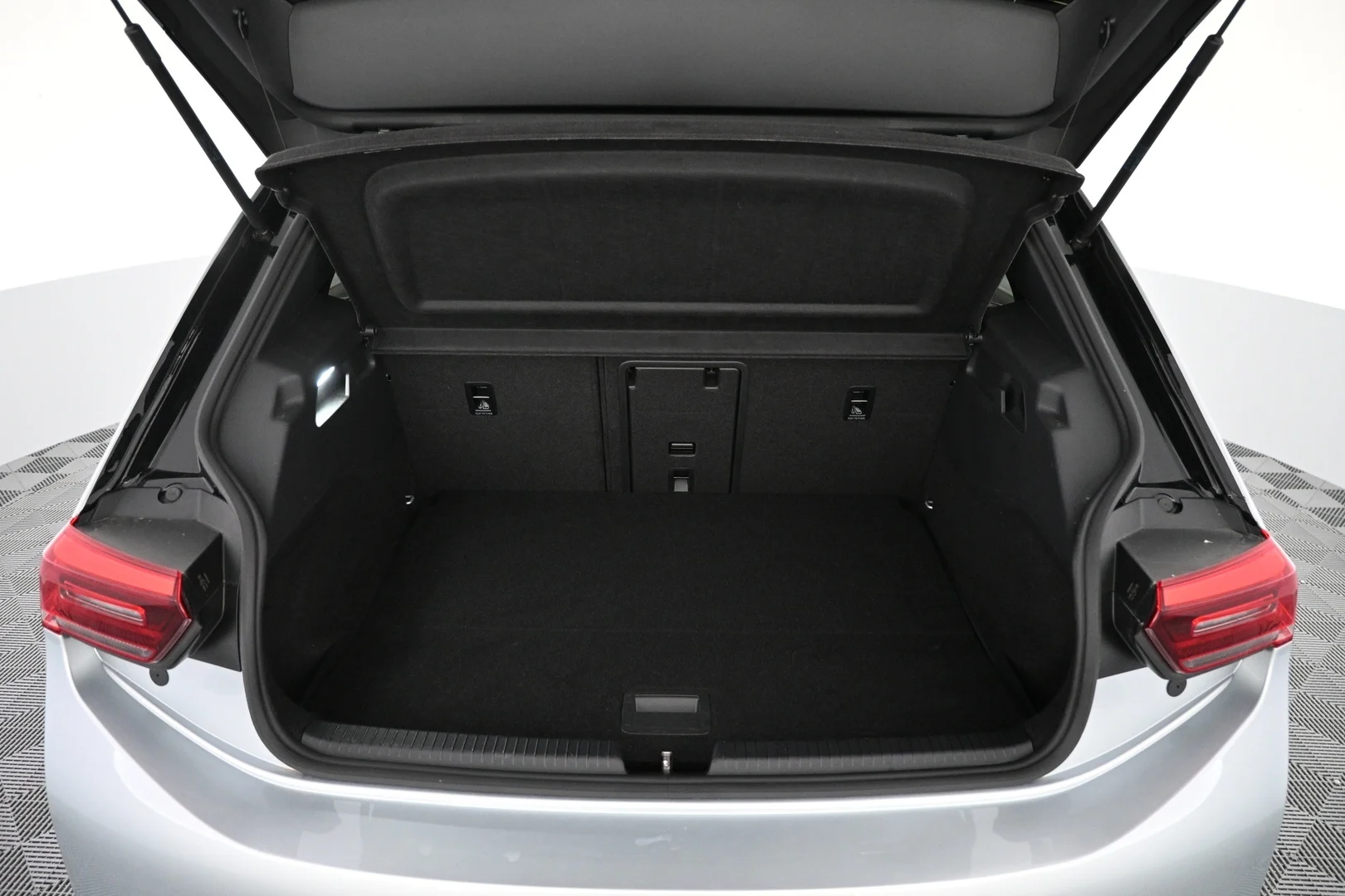 Car Image - tUgW9ZIRtO6qTRxXv880J