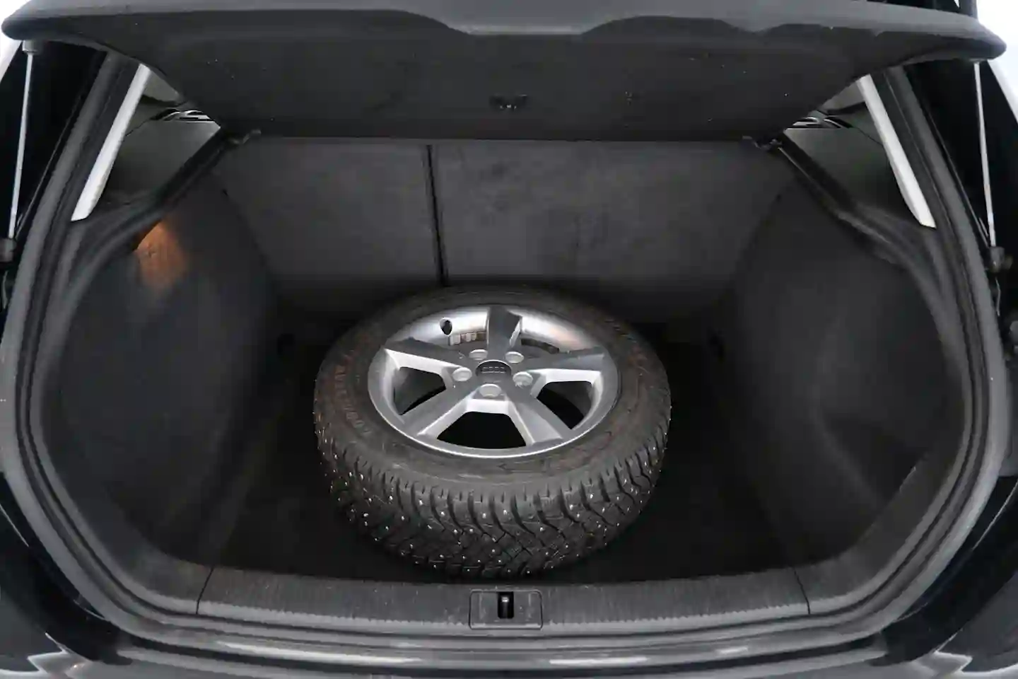 Car Image - 2kCL4xnrn2DbkslX2YoTpR