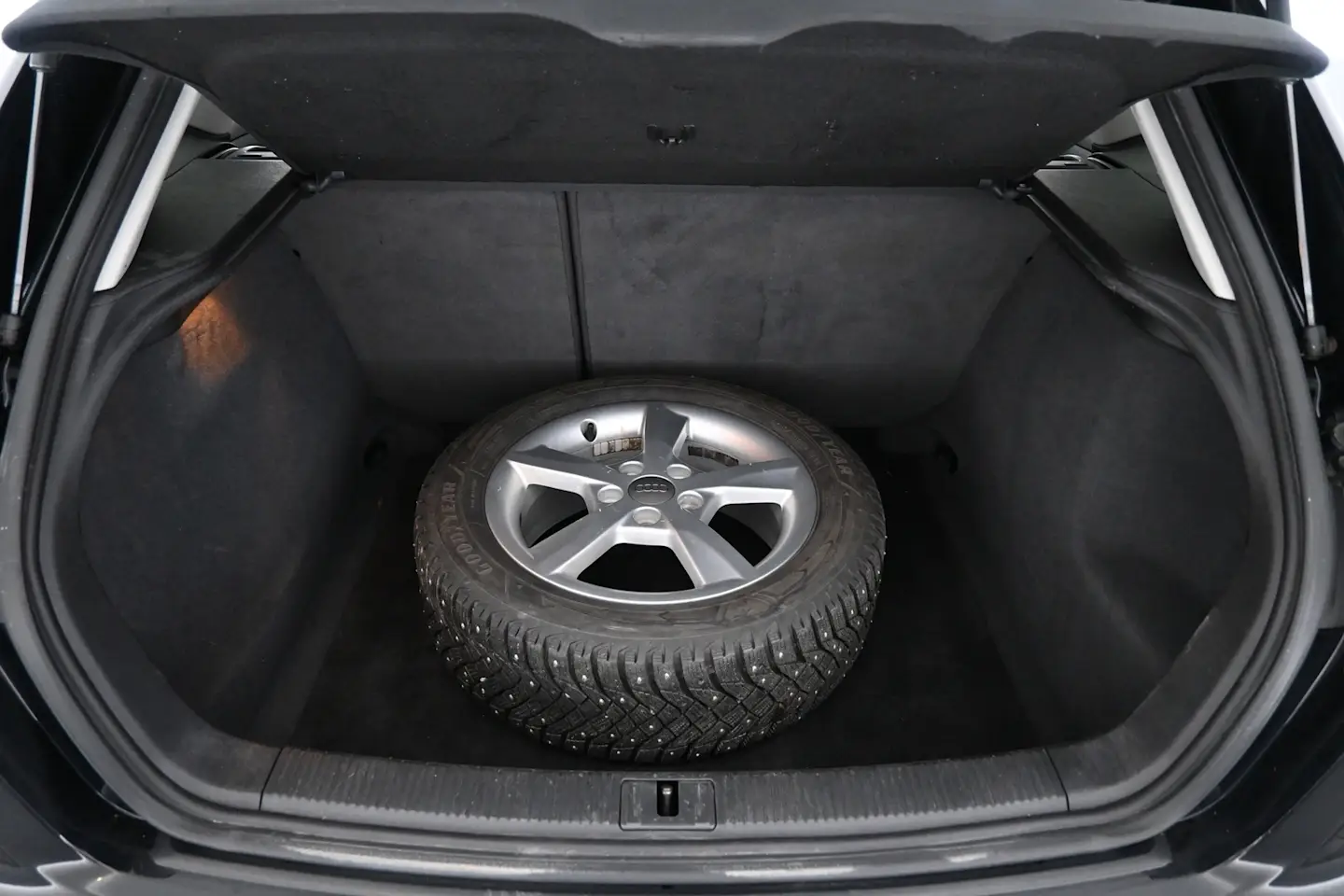 Car Image - 2kCL4xnrn2DbkslX2YoTpR