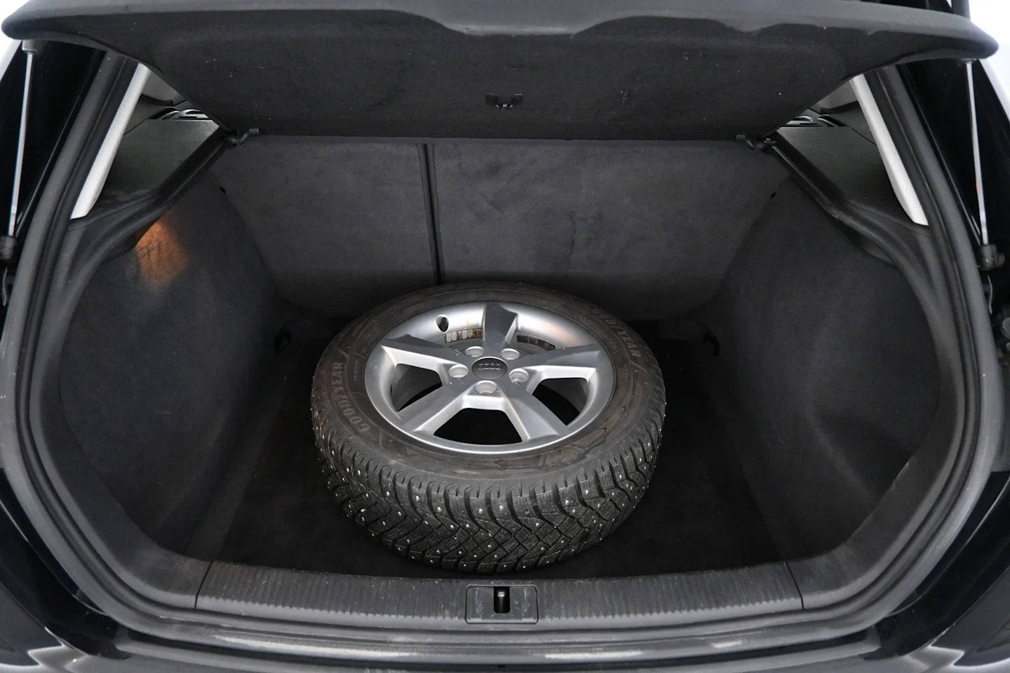 Car Image - 2kCL4xnrn2DbkslX2YoTpR