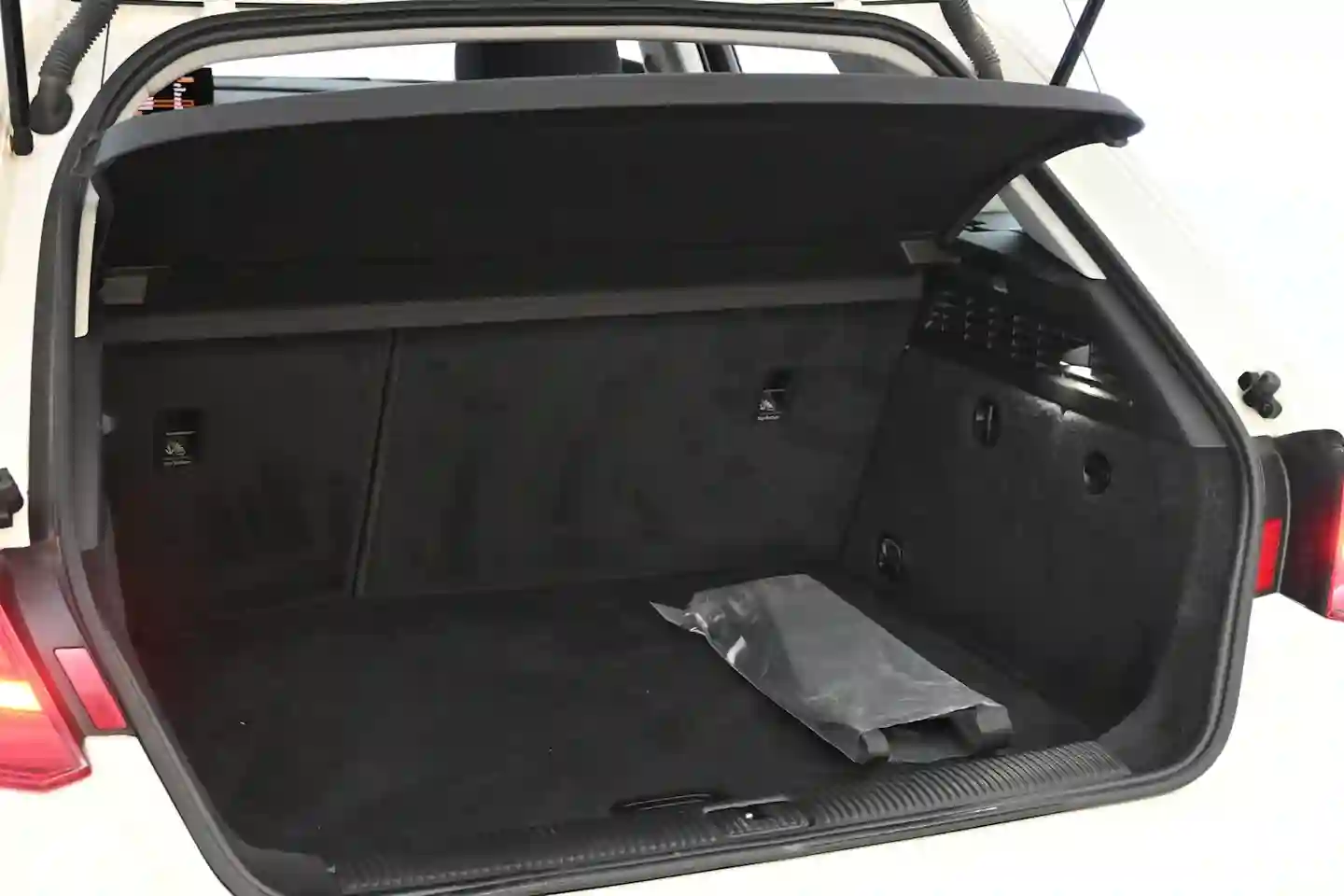 Car Image - 3V7yQg04JahpblBfgHqd2J