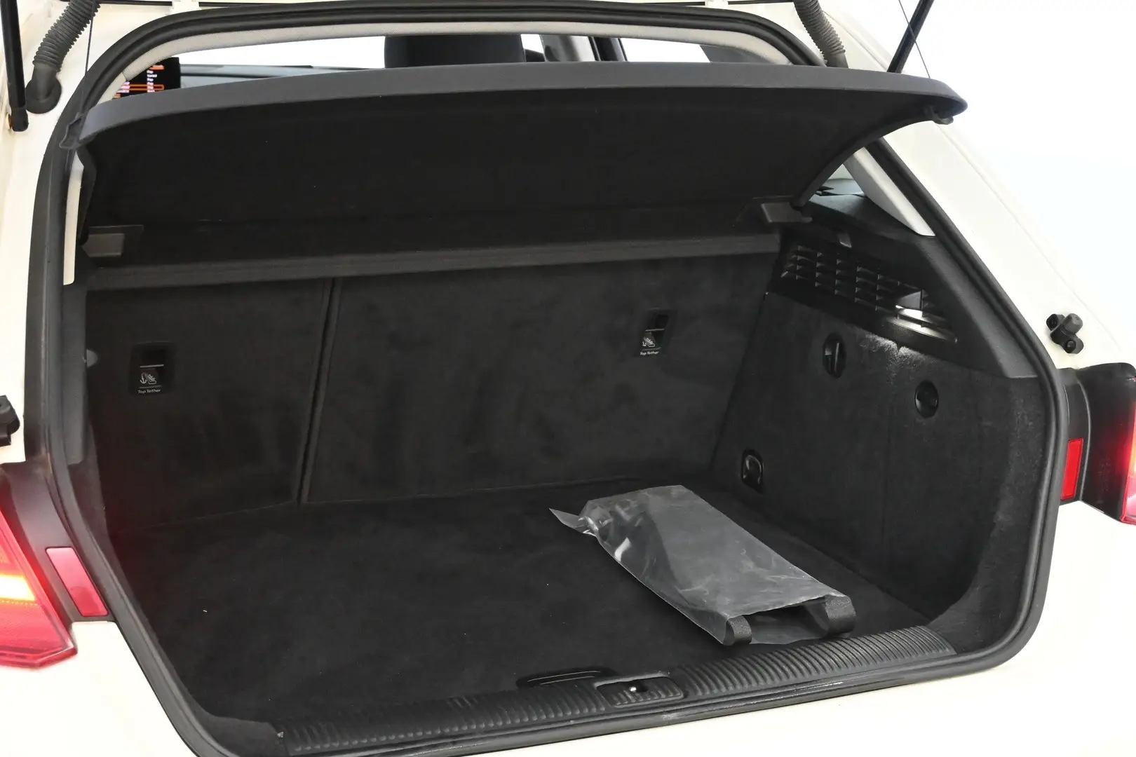 Car Image - 3V7yQg04JahpblBfgHqd2J