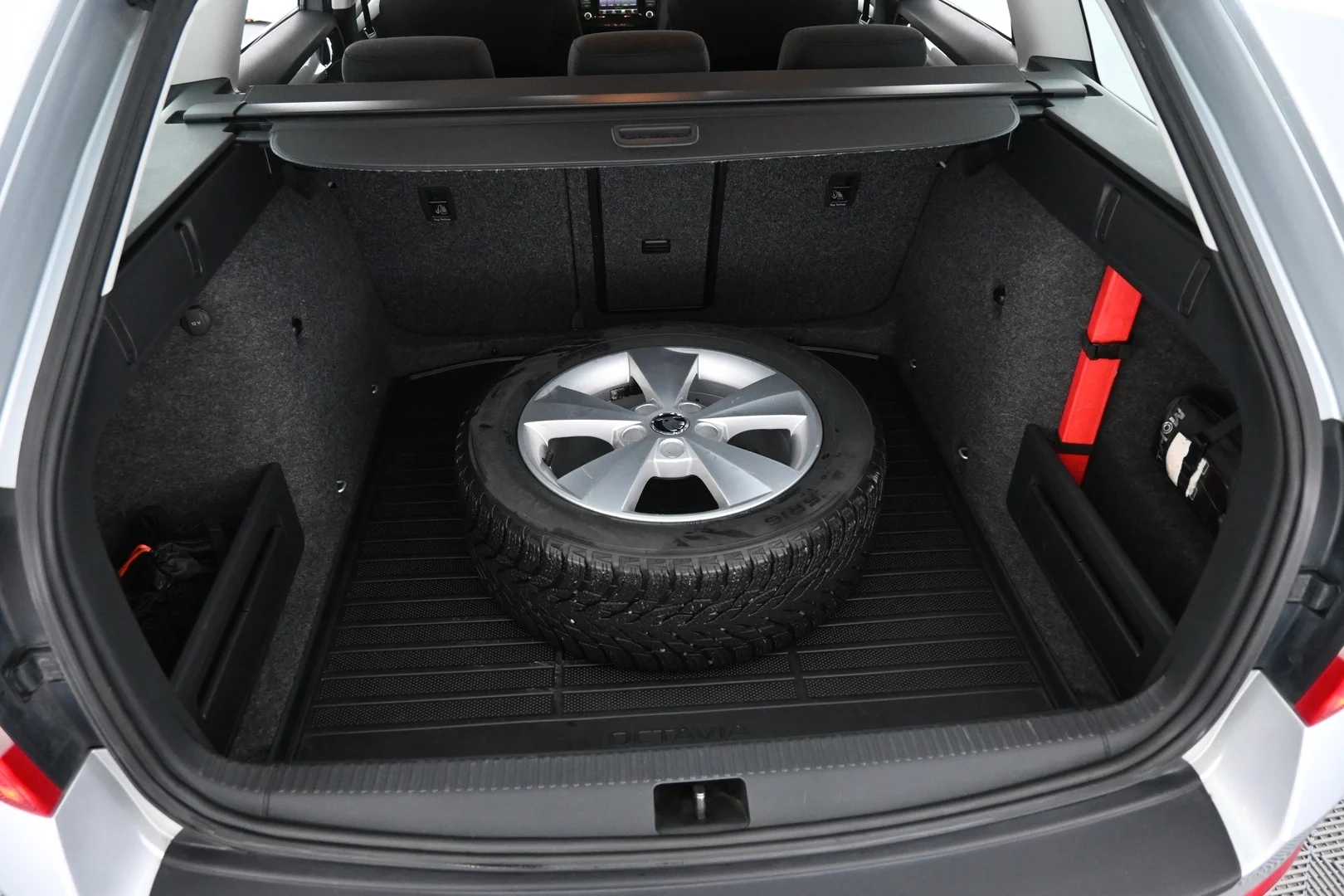 Car Image - 6baAtkwKpZgIu4MSJBSGuz