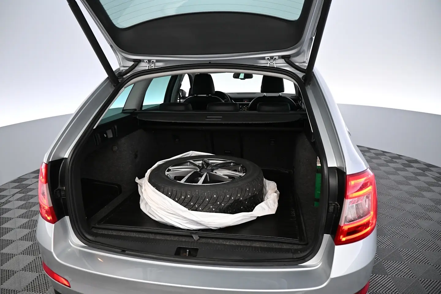 Car Image - 5zyawrS4bvTvW7N58z3ZXx