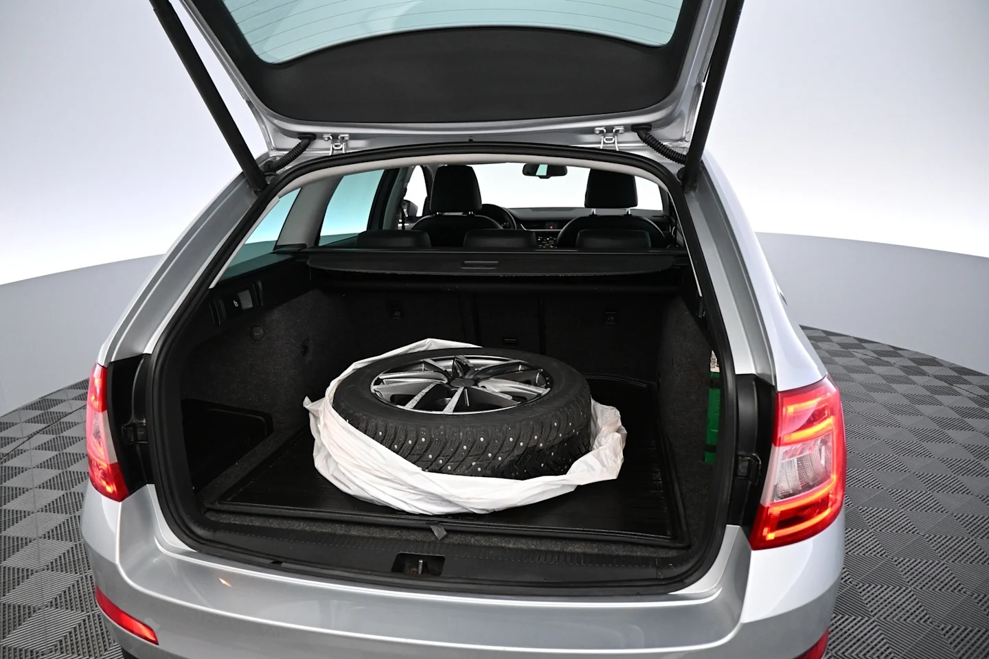 Car Image - 5zyawrS4bvTvW7N58z3ZXx