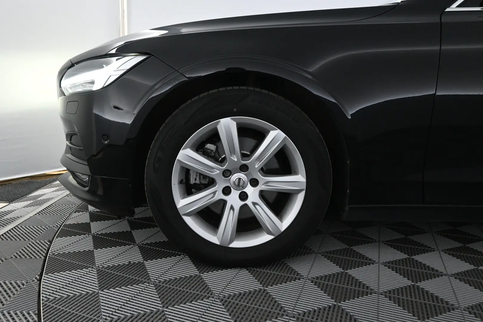 Car Image - 1GhW3ckCoL7Zix7tGcgBsE