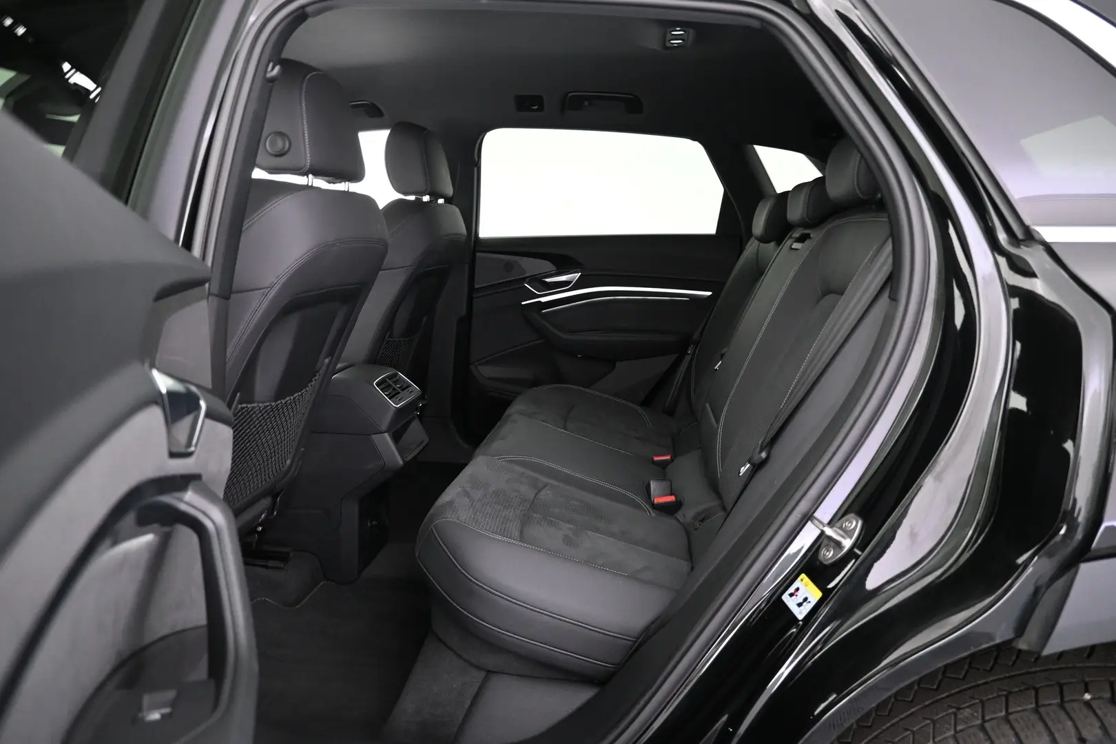 Car Image - 2LU8zTURWrBpoe0tWrrnM1