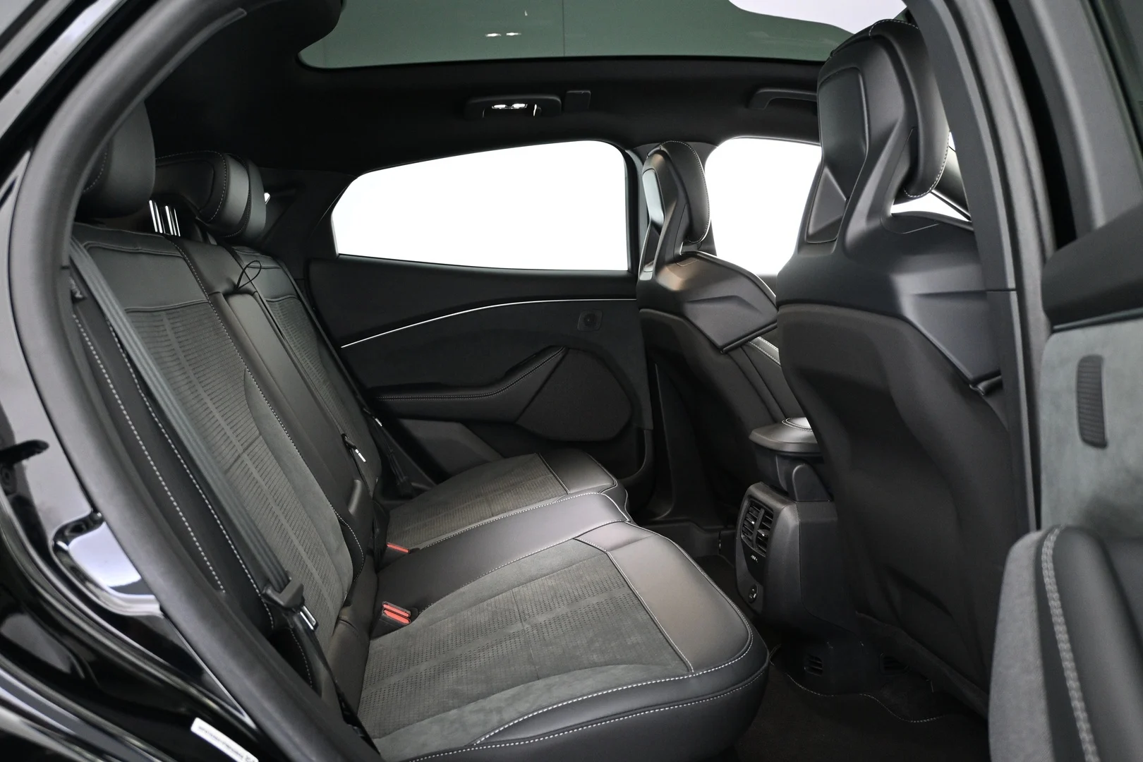 Car Image - 2Ee68aW24NhxR8l2xSF70O