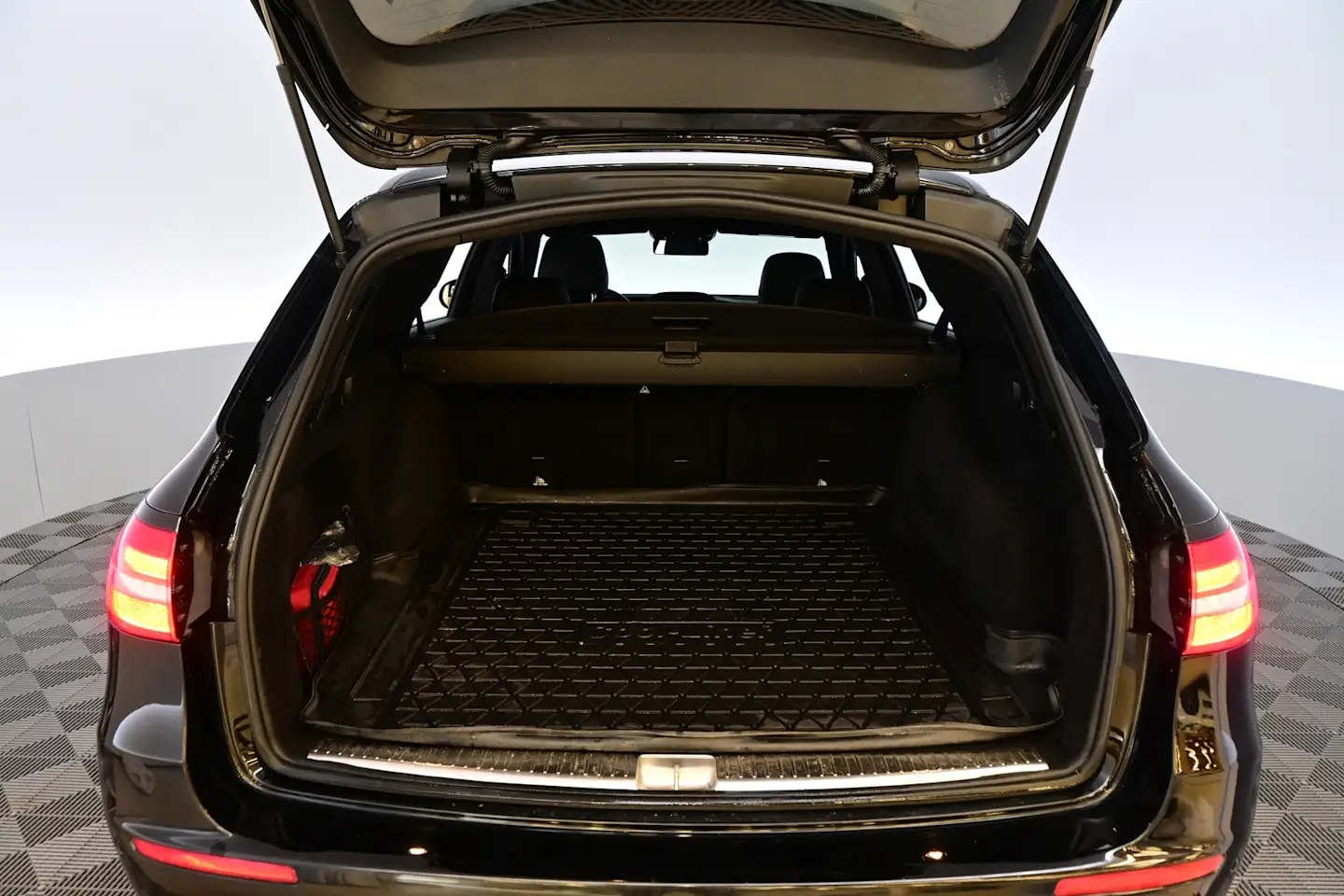 Car Image - 2F7RcurpM45RCFkMB1XRli