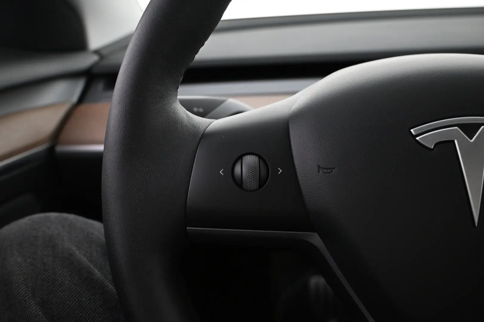 Car Image - 6usrxeYFo9gU9nqQrGiQpm