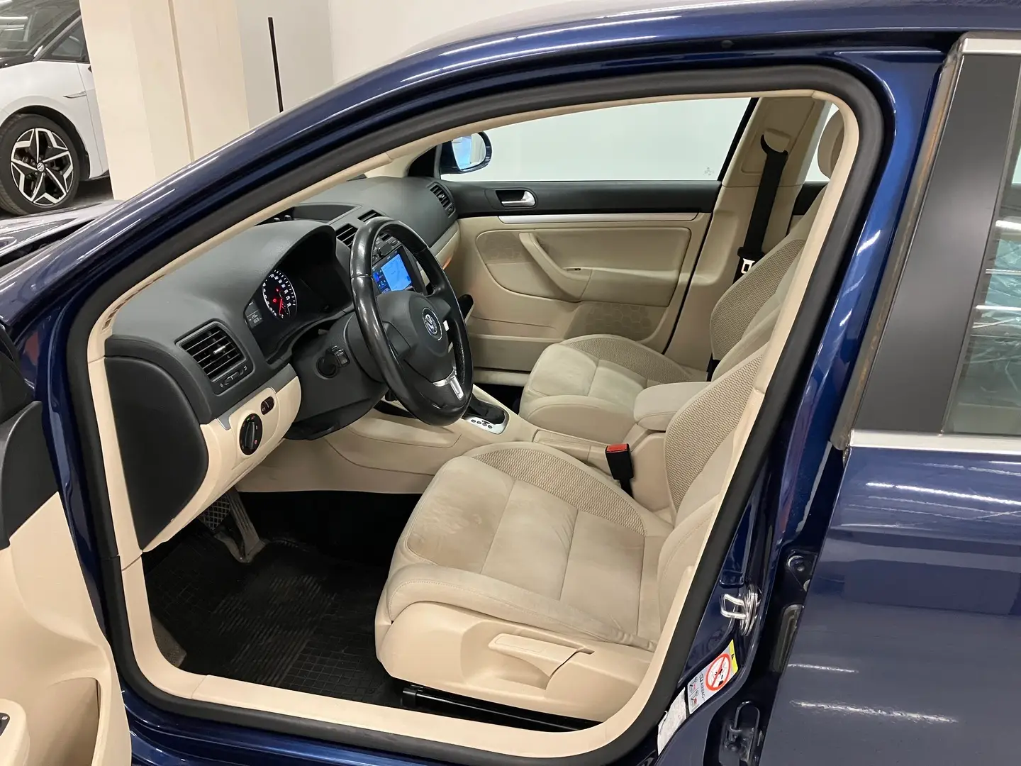 Car Image - RaUaaWJaW7pCJPC9mtwNO