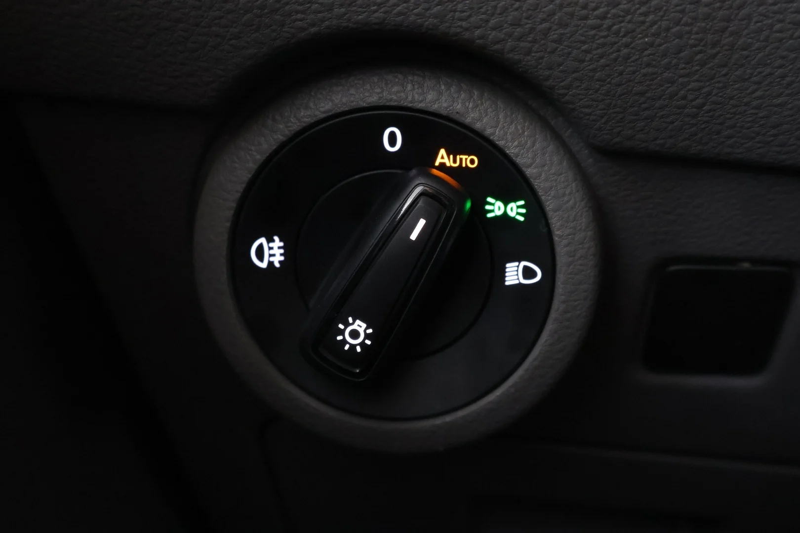 Car Image - 3mO0E0vQLAfSavE4qrhZWd