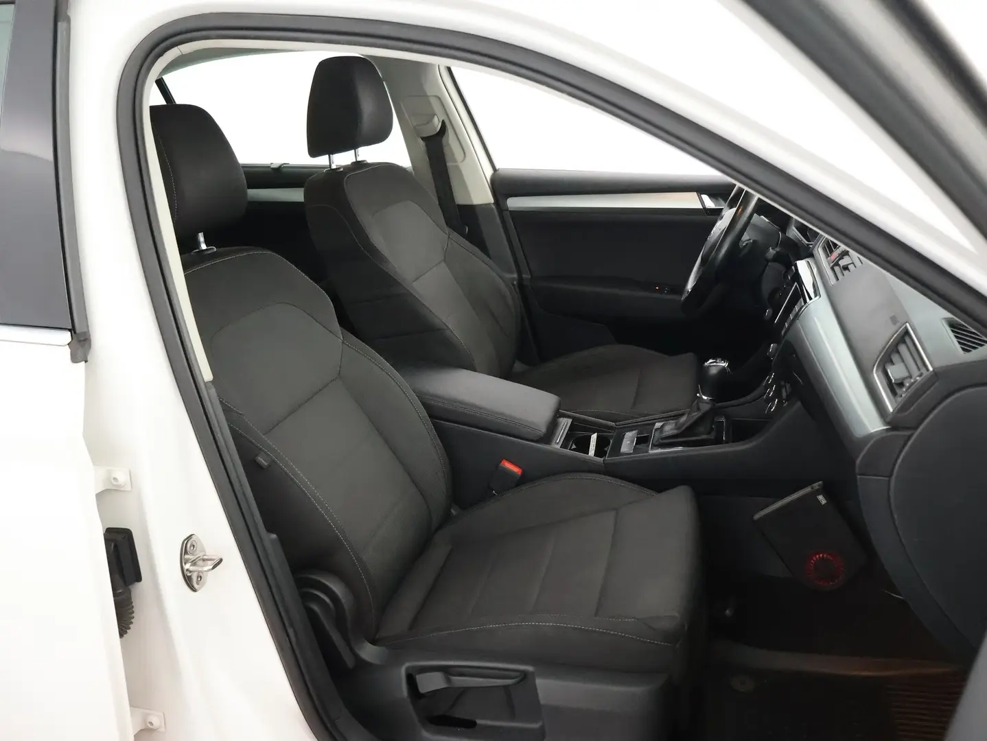Car Image - 550j7H4KZzt3Dmg2VjLl23