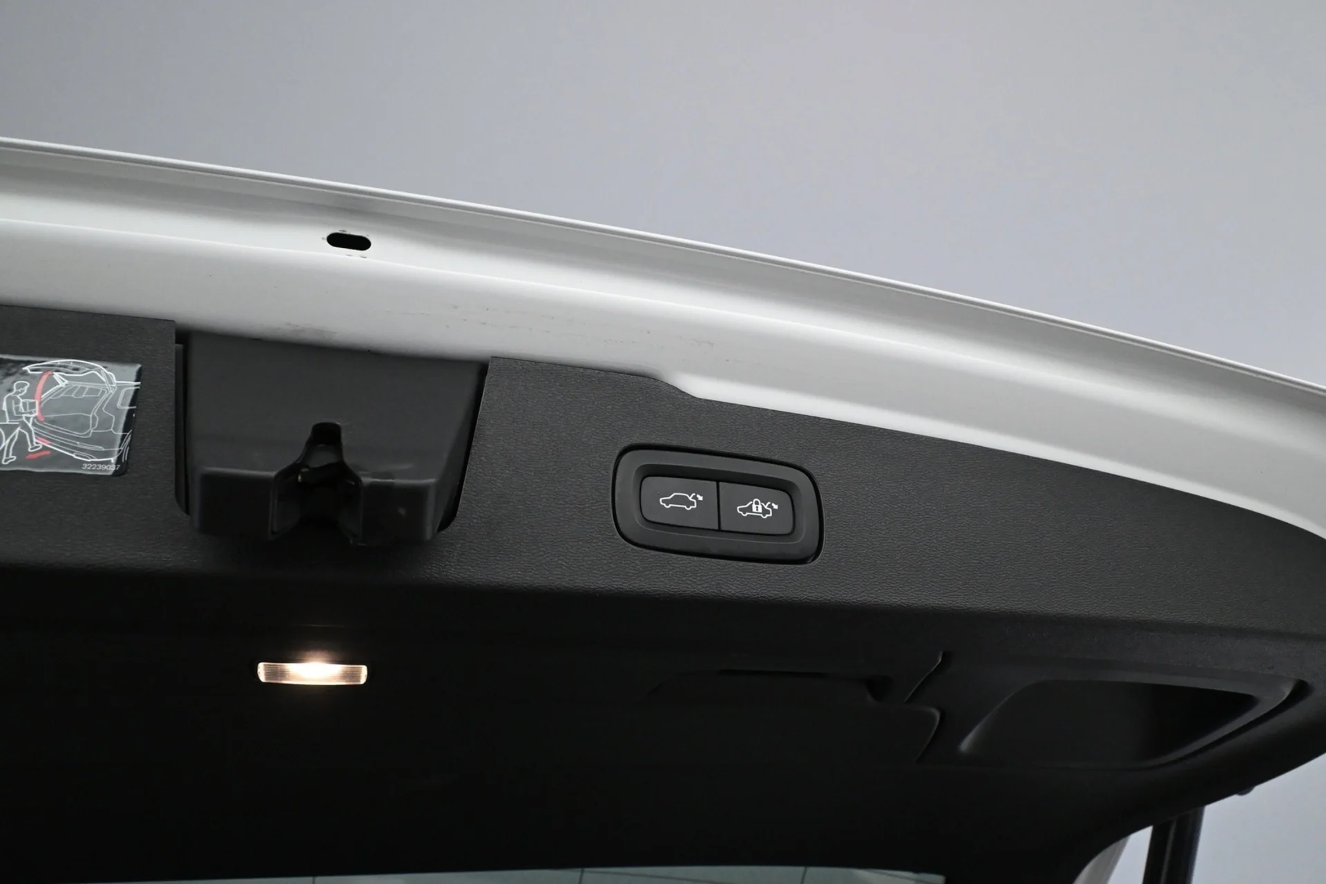 Car Image - BOeo3idWg761DcYUrPY8O